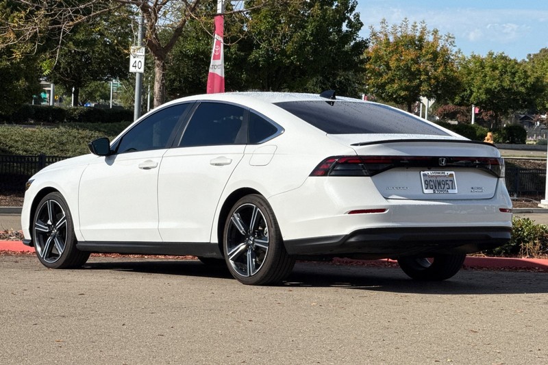 Honda Accord Hybrid Vehicle Full-screen Gallery Image 06