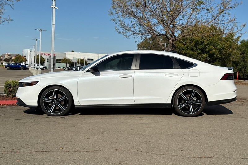 Honda Accord Hybrid Vehicle Full-screen Gallery Image 07