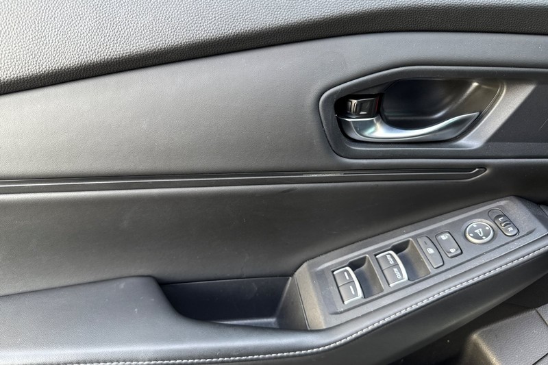 Honda Accord Hybrid Vehicle Full-screen Gallery Image 11