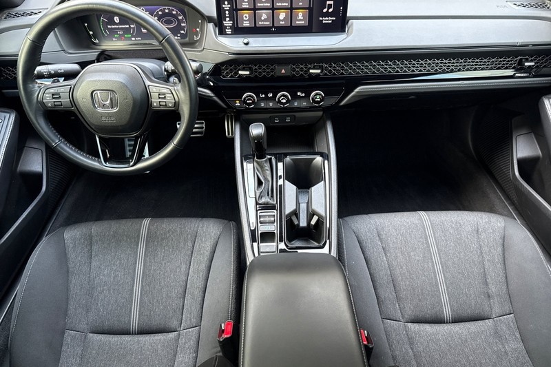 Honda Accord Hybrid Vehicle Full-screen Gallery Image 15