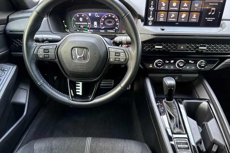 Honda Accord Hybrid Vehicle Full-screen Gallery Image 16