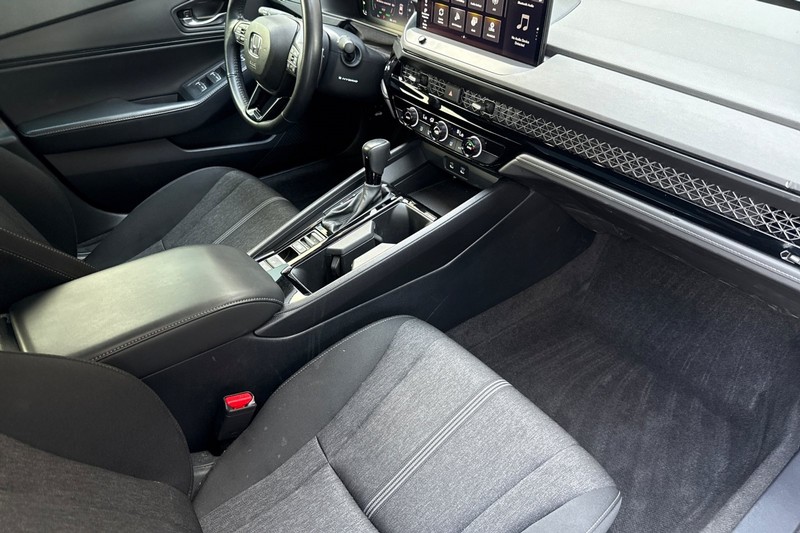 Honda Accord Hybrid Vehicle Full-screen Gallery Image 18