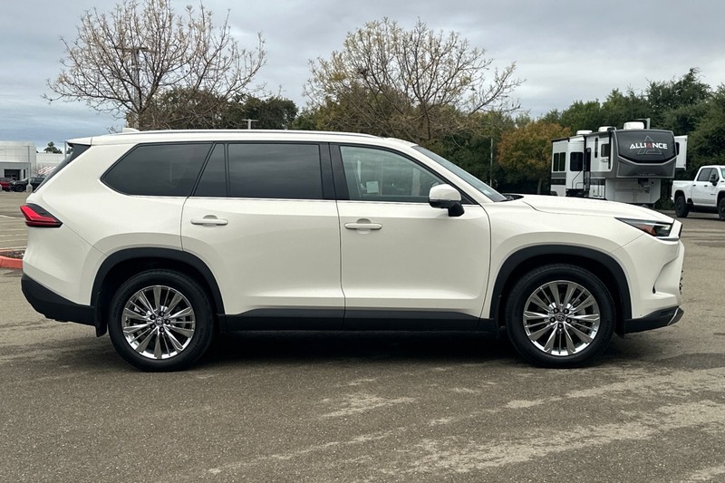 Toyota Grand Highlander Vehicle Full-screen Gallery Image 03