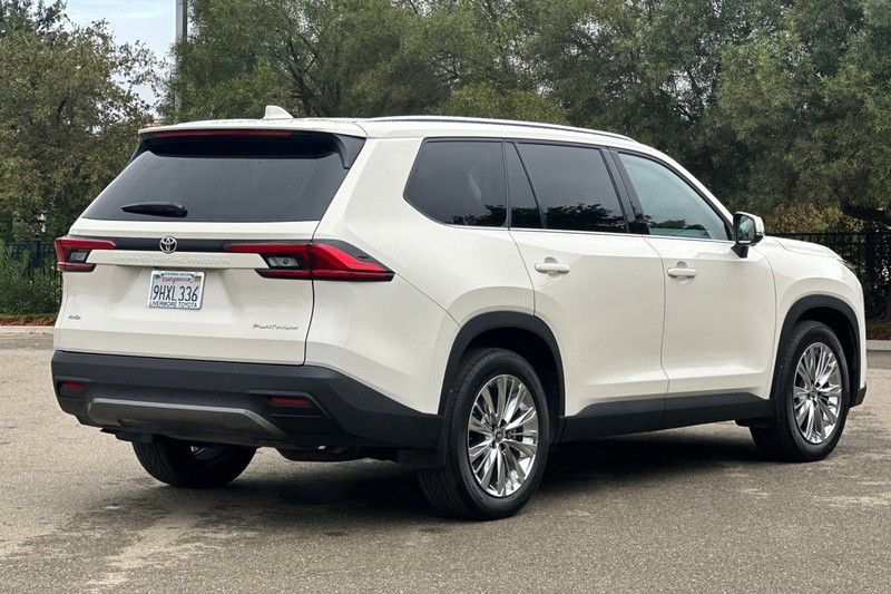 Toyota Grand Highlander Vehicle Full-screen Gallery Image 04