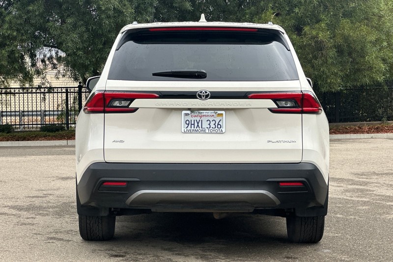 Toyota Grand Highlander Vehicle Full-screen Gallery Image 05