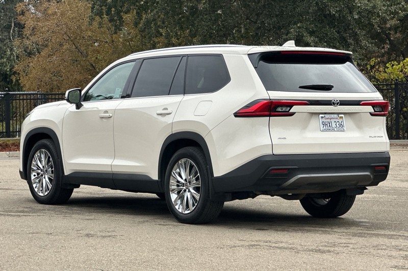 Toyota Grand Highlander Vehicle Full-screen Gallery Image 06