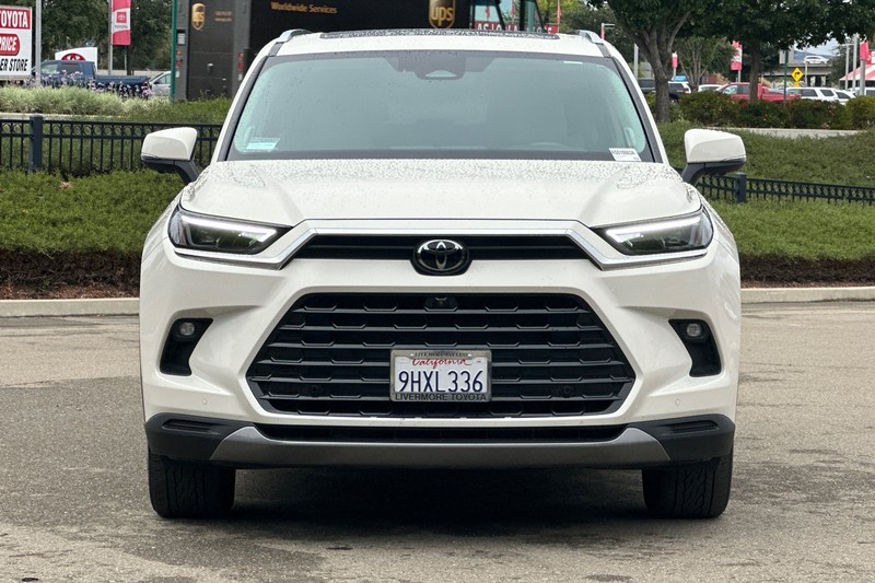 Toyota Grand Highlander Vehicle Full-screen Gallery Image 09