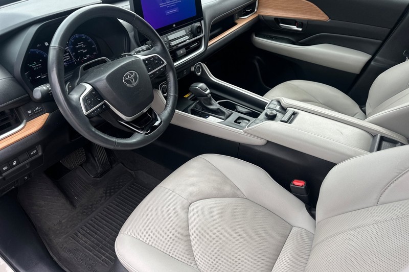 Toyota Grand Highlander Vehicle Full-screen Gallery Image 10