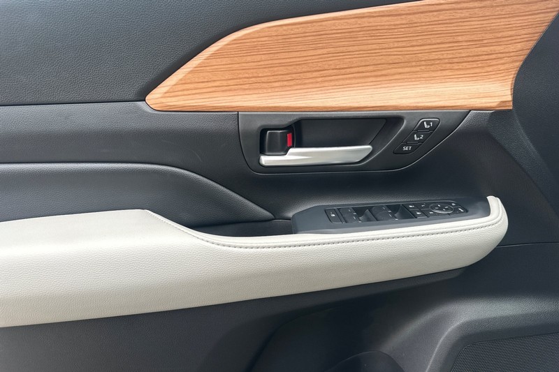 Toyota Grand Highlander Vehicle Full-screen Gallery Image 11