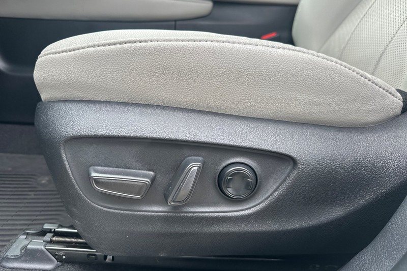 Toyota Grand Highlander Vehicle Full-screen Gallery Image 13