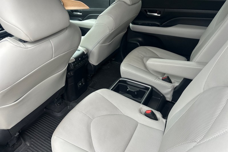 Toyota Grand Highlander Vehicle Full-screen Gallery Image 14