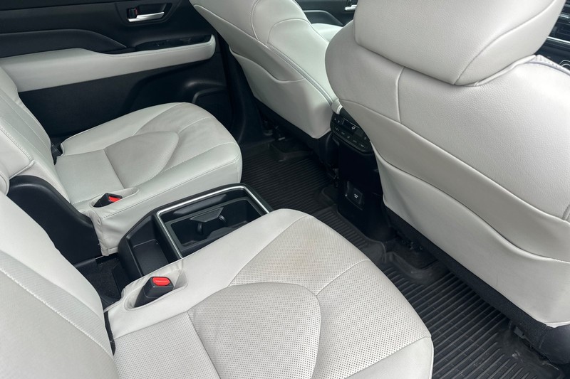 Toyota Grand Highlander Vehicle Full-screen Gallery Image 19