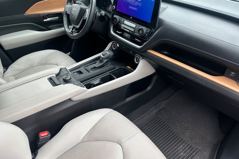 Toyota Grand Highlander Vehicle Full-screen Gallery Image 20