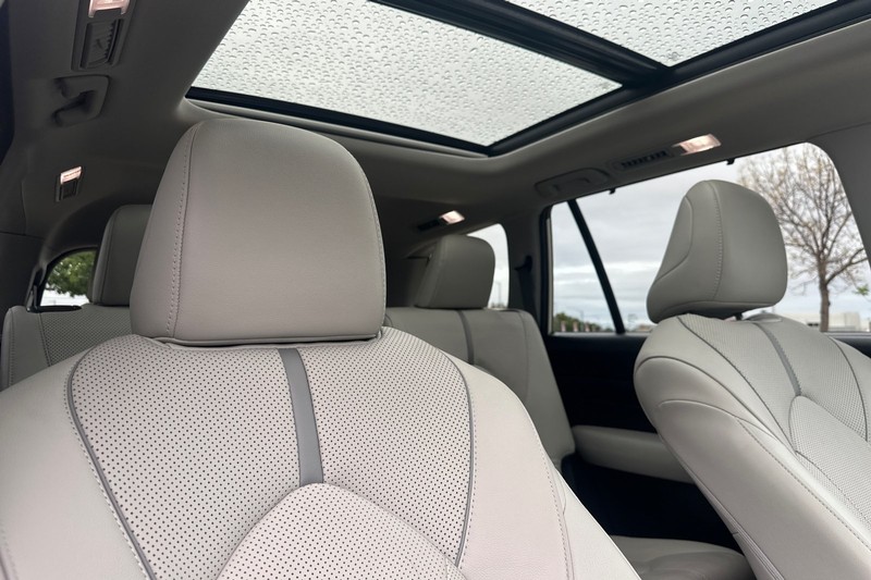 Toyota Grand Highlander Vehicle Full-screen Gallery Image 21