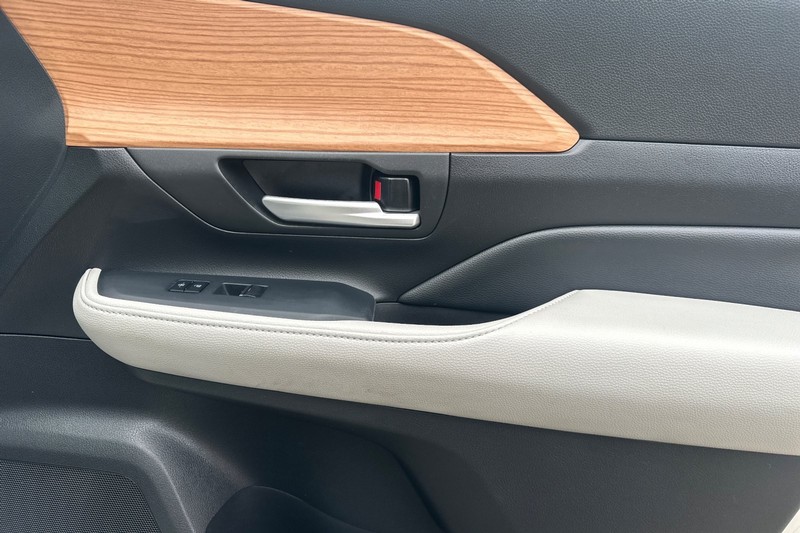 Toyota Grand Highlander Vehicle Full-screen Gallery Image 22