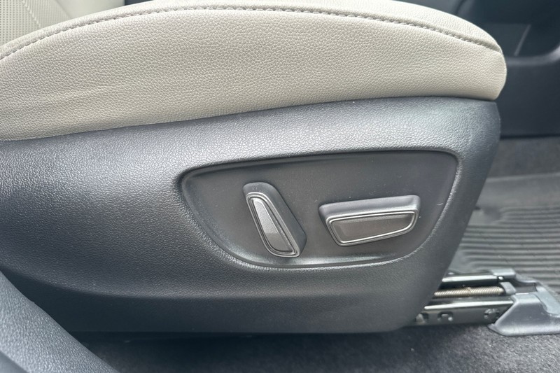 Toyota Grand Highlander Vehicle Full-screen Gallery Image 24