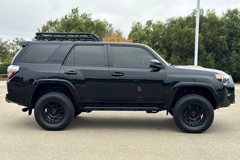 Toyota 4Runner Vehicle Full-screen Gallery Image 03