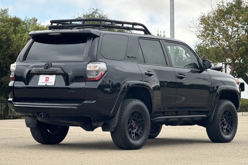 Toyota 4Runner Vehicle Full-screen Gallery Image 04