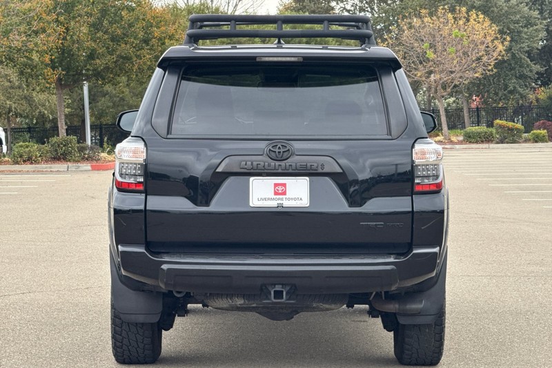 Toyota 4Runner Vehicle Full-screen Gallery Image 05