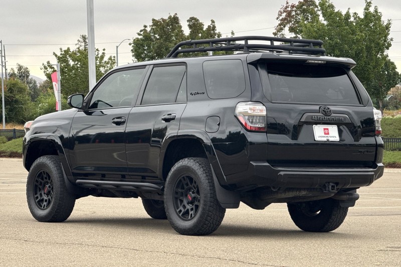 Toyota 4Runner Vehicle Full-screen Gallery Image 06