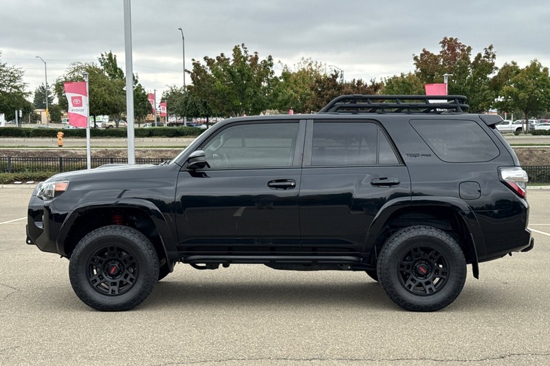 Toyota 4Runner Vehicle Full-screen Gallery Image 07