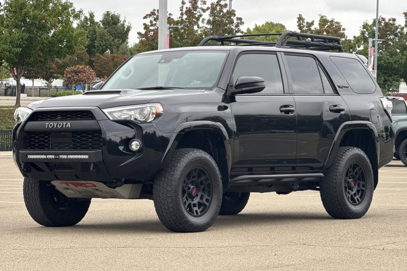 Toyota 4Runner Vehicle Full-screen Gallery Image 08