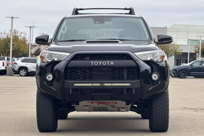 Toyota 4Runner Vehicle Full-screen Gallery Image 09