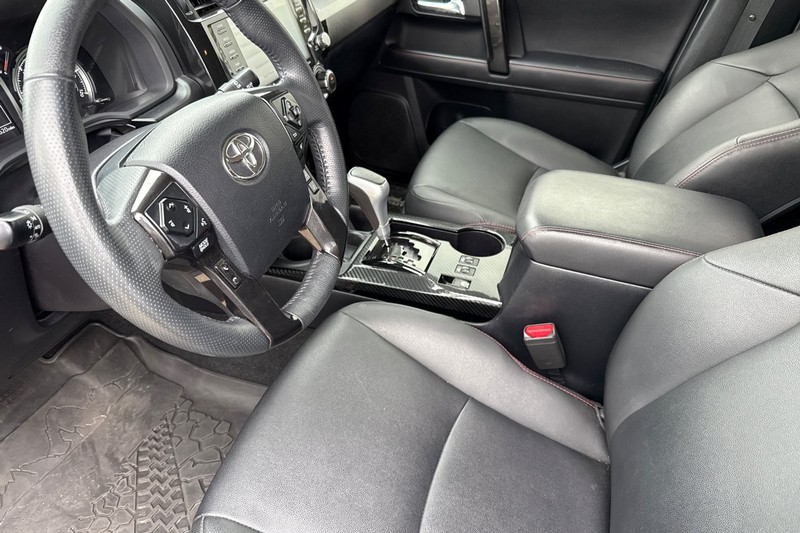 Toyota 4Runner Vehicle Full-screen Gallery Image 10