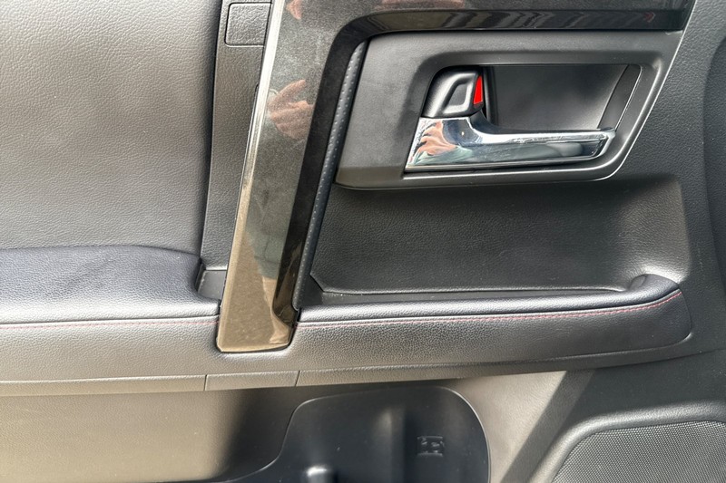 Toyota 4Runner Vehicle Full-screen Gallery Image 11