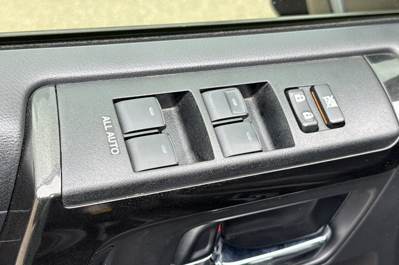 Toyota 4Runner Vehicle Full-screen Gallery Image 12