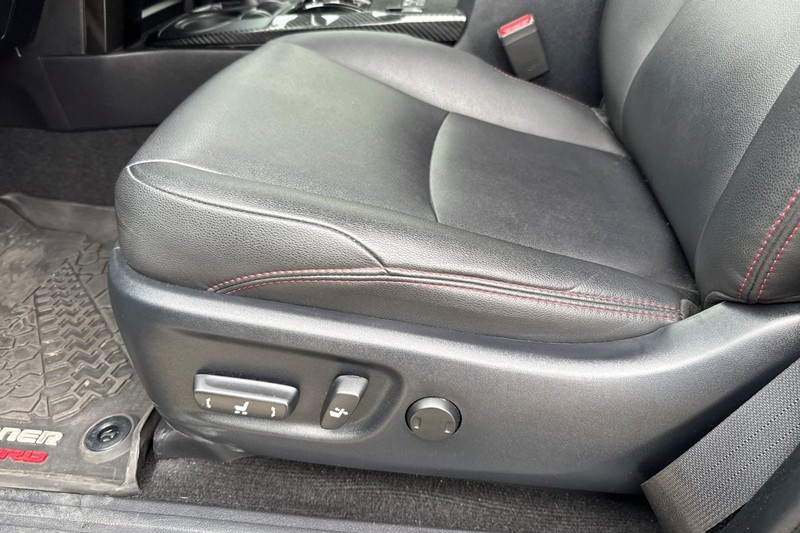 Toyota 4Runner Vehicle Full-screen Gallery Image 13