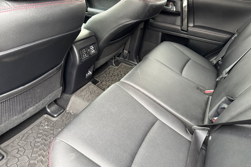 Toyota 4Runner Vehicle Full-screen Gallery Image 14