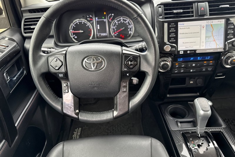 Toyota 4Runner Vehicle Full-screen Gallery Image 16