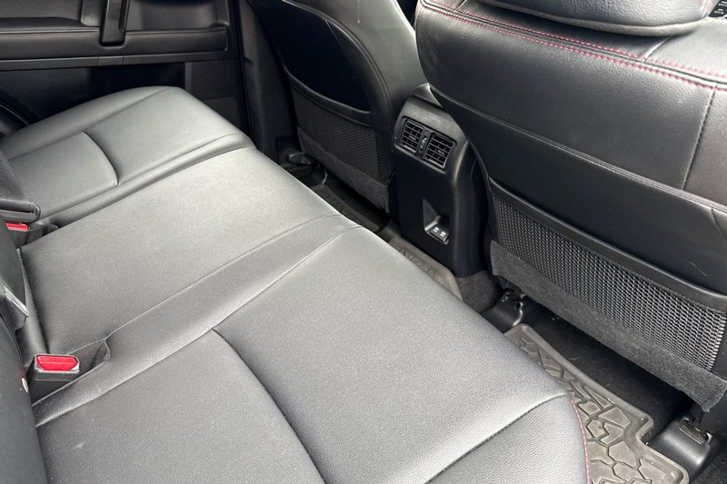 Toyota 4Runner Vehicle Full-screen Gallery Image 17