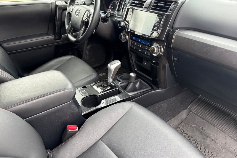 Toyota 4Runner Vehicle Full-screen Gallery Image 18