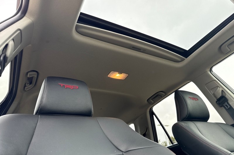 Toyota 4Runner Vehicle Full-screen Gallery Image 19