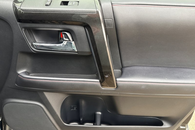 Toyota 4Runner Vehicle Full-screen Gallery Image 20