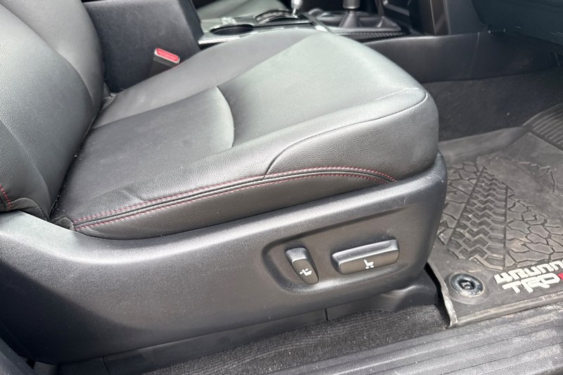 Toyota 4Runner Vehicle Full-screen Gallery Image 22