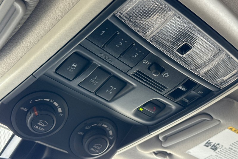 Toyota 4Runner Vehicle Full-screen Gallery Image 23