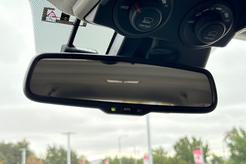 Toyota 4Runner Vehicle Full-screen Gallery Image 24