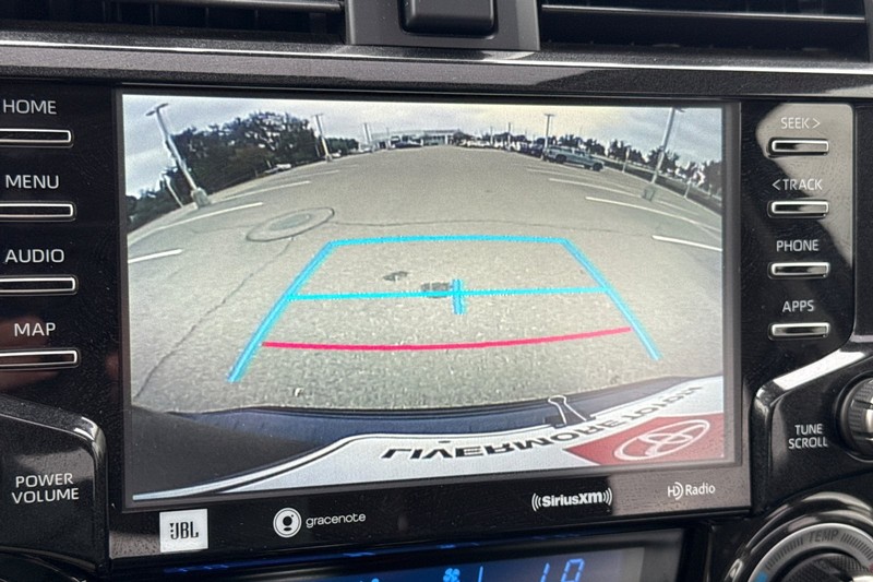 Toyota 4Runner Vehicle Full-screen Gallery Image 26