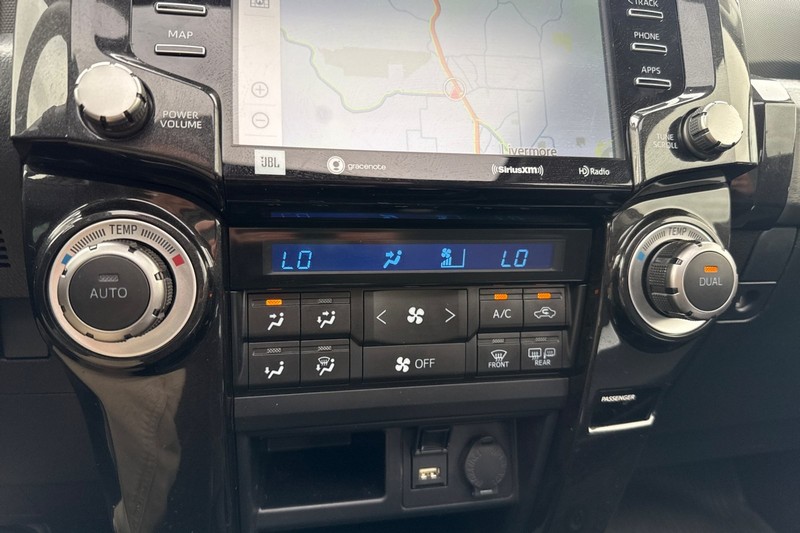 Toyota 4Runner Vehicle Full-screen Gallery Image 27