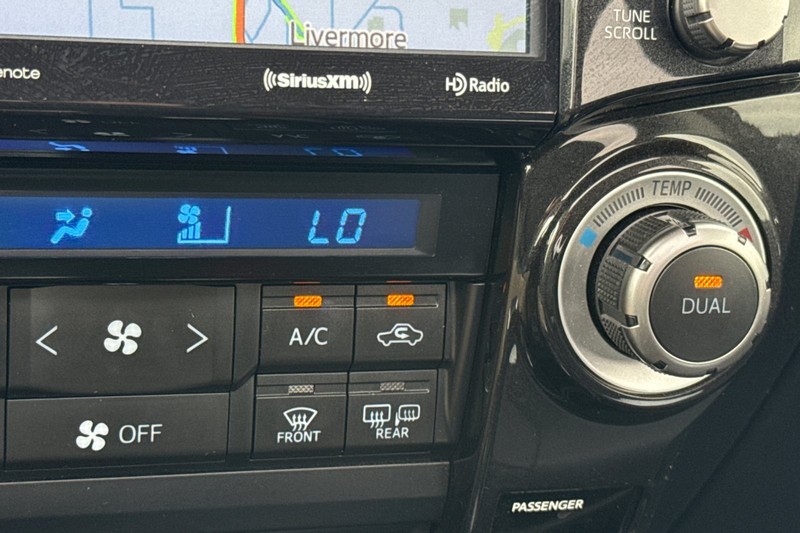 Toyota 4Runner Vehicle Full-screen Gallery Image 29