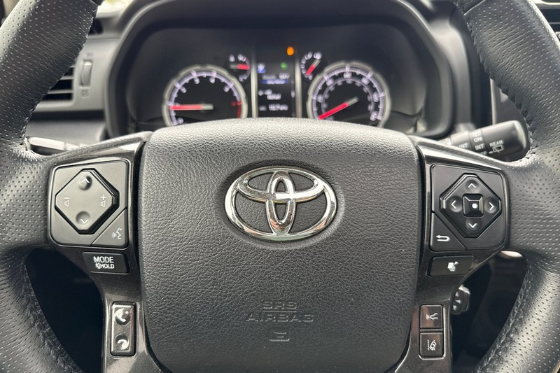 Toyota 4Runner Vehicle Full-screen Gallery Image 34