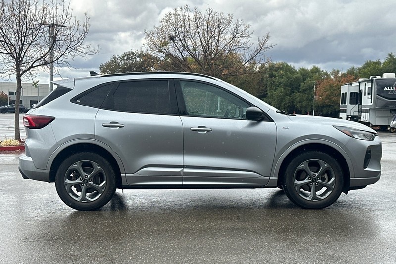 Ford Escape Vehicle Full-screen Gallery Image 03