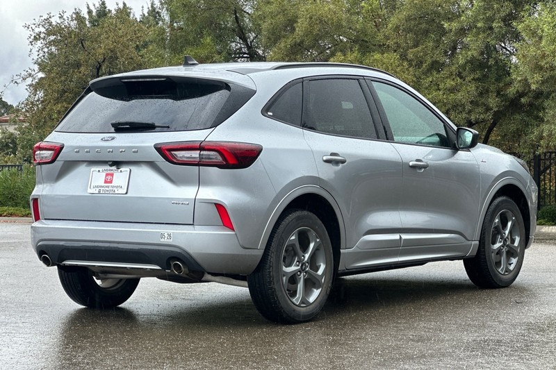 Ford Escape Vehicle Full-screen Gallery Image 04