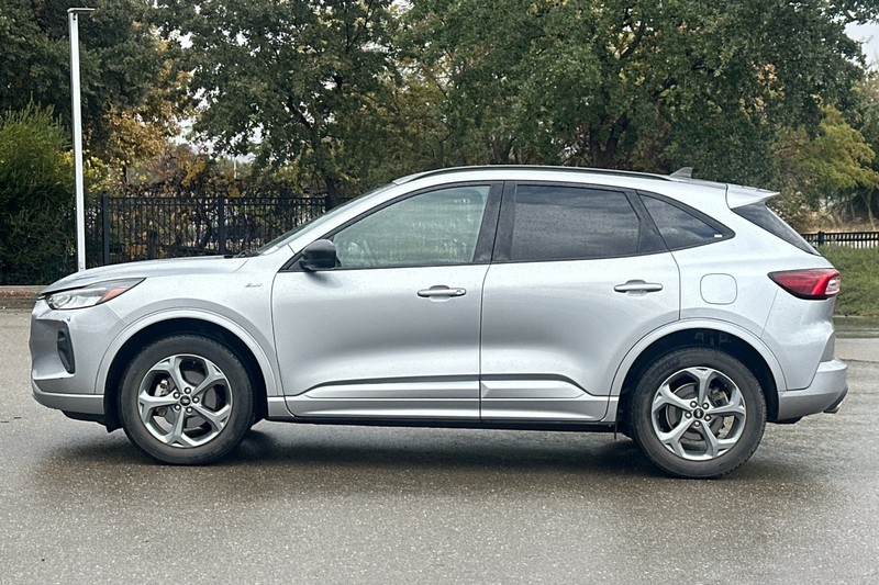 Ford Escape Vehicle Full-screen Gallery Image 07