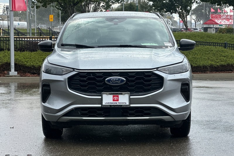 Ford Escape Vehicle Full-screen Gallery Image 09