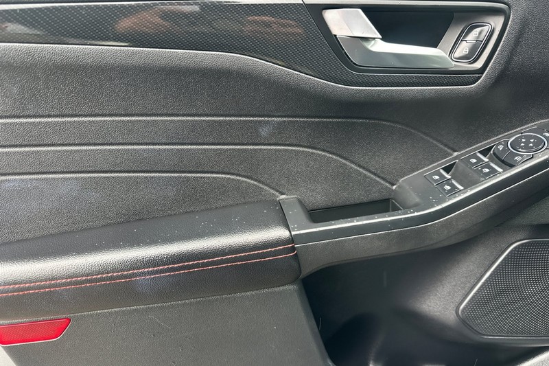 Ford Escape Vehicle Full-screen Gallery Image 11