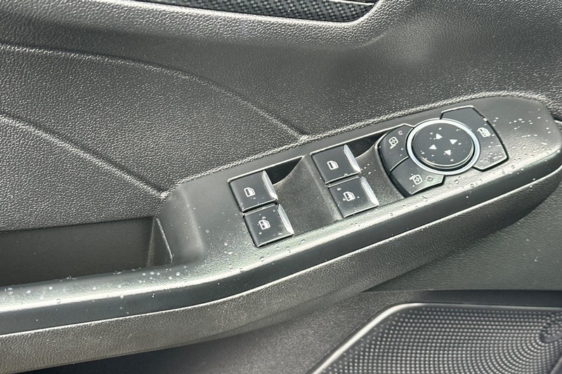 Ford Escape Vehicle Full-screen Gallery Image 12